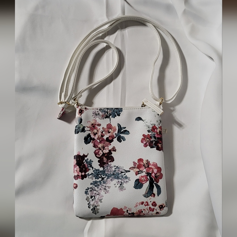 Women's Small White Floral Adjustable Crossbody Bag 8in(H)x 7in(L)x 0.5in (W) 🐈 - Picture 7 of 8